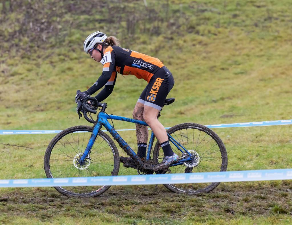 Kajsa Salmela ajaa cyclocrossin SM-kilpailuissa 2021.